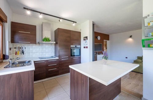 Pomer House | Lovely home in Liznjan with WiFi