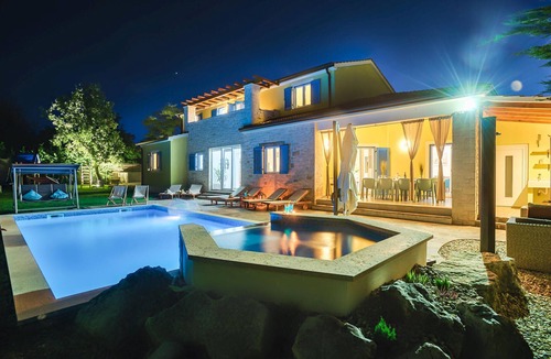 Muzini House | Lovely home in Naselje Muzini with sauna