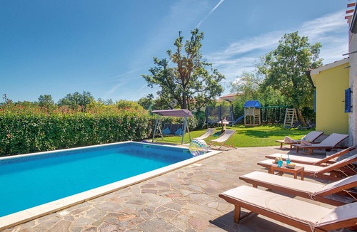 Muzini House | Lovely home in Naselje Muzini with sauna