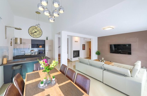 Okrug Donji House | Lovely home in Okrug Donji