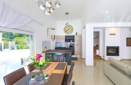 Okrug Donji House | Lovely home in Okrug Donji