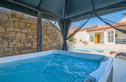 Valtura House | Lovely home in Pula with sauna