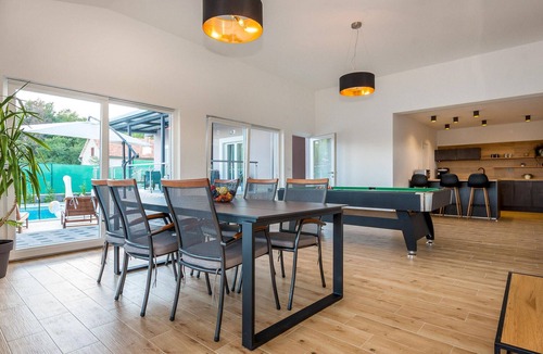 Drnis House | Lovely home in Siveric with sauna