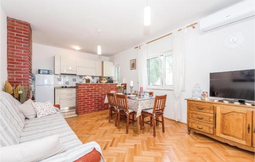 Unesic House | Lovely Home In Unesic