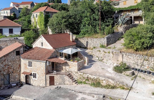 Vrisnik House | Lovely home in Vrisnik with WiFi