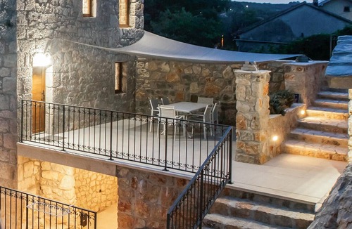 Zmijavci House | Lovely home in Zmijavci with private swimming pool, can be inside or outside