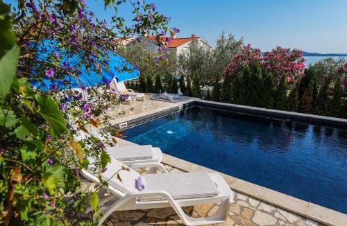 Kozino Apartment | Luton Apartment Zadar Kozino Heating Pool & Jacuzzi