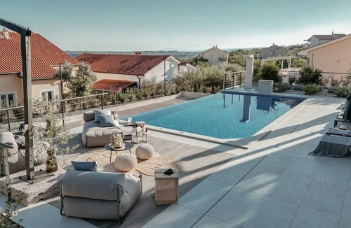 Kornic Villa | Luxuriöse Villa mit 4 Schlafzimmern, privatem Swimmingpool und Meerblick