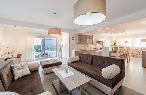 Debeljak House | Luxurious home in Debeljak