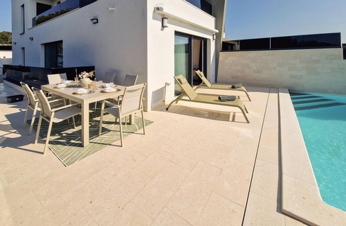 Mandre House | Luxurious home in Mandre with private swimming pool, can be inside or outside