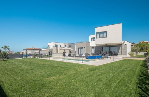 Frata House | Luxurious home in Tar