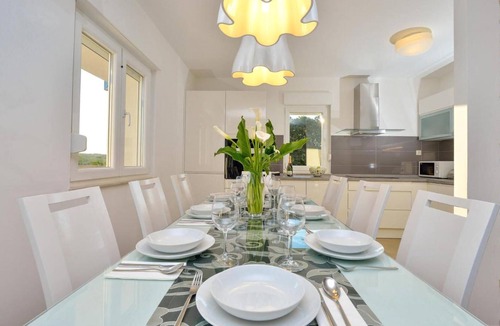 Unesic House | Luxurious home in Unesic with sauna