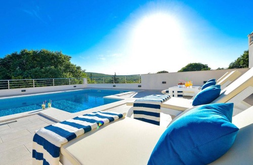 Unesic House | Luxurious home in Unesic with sauna