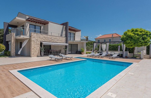 Sibenik House | Luxurious home in Dubrava kod Sibenika with sauna