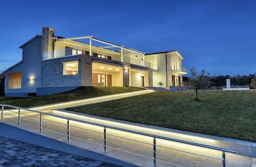 Jursici Villa | Luxury 5 Bed, 7 Bath, Villa. Pool, Gym, Sauna, Hottub, Parking, 2 terr w/Seaview