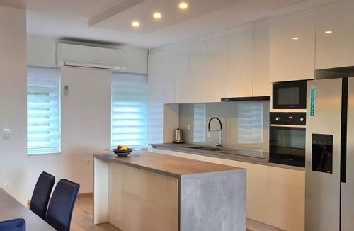 Mihotici Apartment | Luxury Apartment 5mins from the sea,great garden and BBQ.