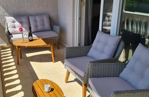 Mihotici Apartment | Luxury Apartment 5mins from the sea,great garden and BBQ.