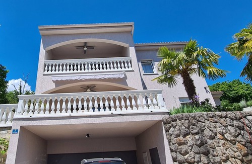 Mihotici Apartment | Luxury Apartment 5mins from the sea,great garden and BBQ.