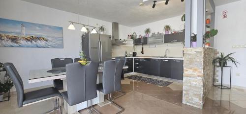 Mastrinka Apartment | Luxury apartment MaLea with jacuzzi and sauna, by the sea