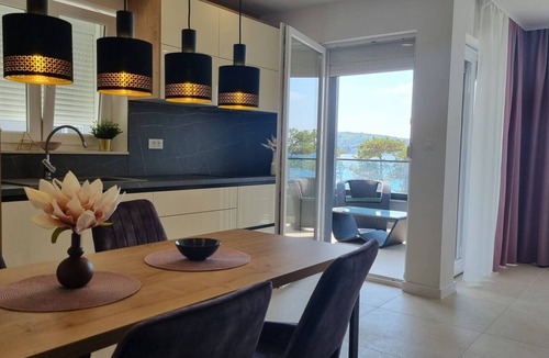 Silo Apartment | Luxury Apartments Punta Silo - 30 m from the sea, sea view, swimming pool, outdoor shower, Smart TV, laundry room, private parking