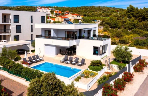 Sevid Villa | Luxury beachfront Villa Dolce Vita, Sevid