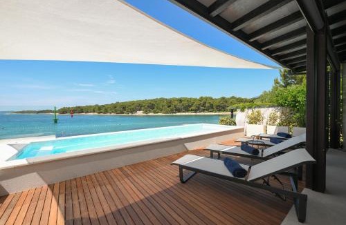 Zdrelac Villa | Luxury Feel Good House by the Sea with the Pool