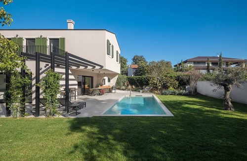 Gulici Villa | Luxury Holiday Villa Mapejana by VacayVillas