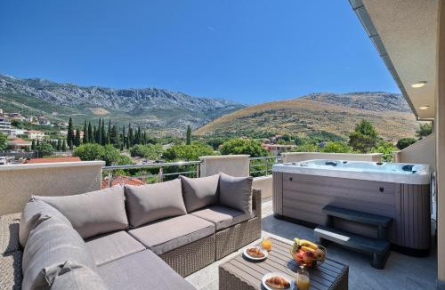 Srinjine Apartment | Luxury Mountain View Escape with Private Jacuzzi Split area