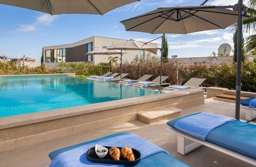 Rogoznica Villa | Luxury Seafront Villa Castello Rogoznica with Pool