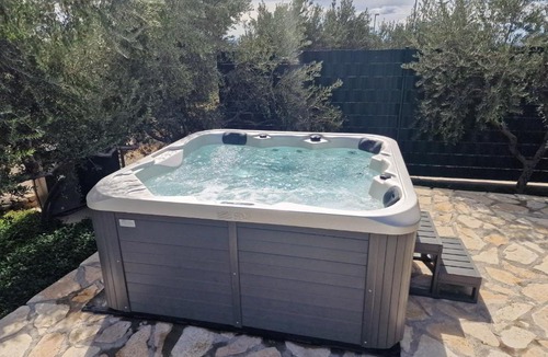 Kastel Sucurac Apartment | Luxury villa complex Pendolino, with heated pool and jacuzzi