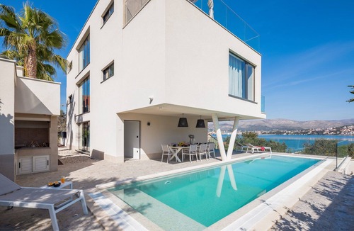 Okrug Gornji Villa | Luxury Villa Glass with Pool