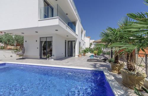 Okrug Gornji Villa | Luxury Villa -Heated Pool -Jacuzzi