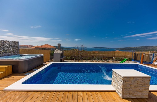 Seget Vranjica Villa | Luxury Villa Hedonist/Pool/Jacuzzi/Sauna/Gym/5bedrooms/5 bath, 11p max