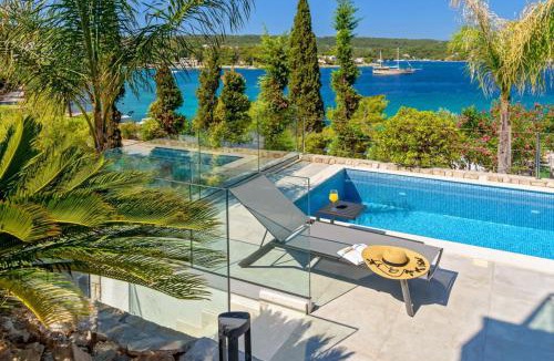 Necujam Villa | Luxury Villa Raquel Šolta with pool & gym steps from the sea