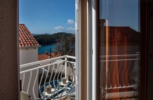 Stikovica Apartment | Mélanie B im ersten Stock einer Villa am Strand by Interhome