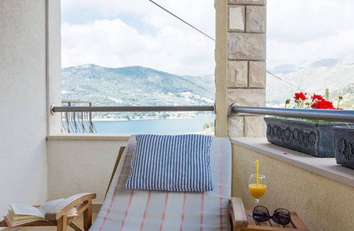 Stikovica Apartment | Mélanie B im ersten Stock einer Villa am Strand by Interhome