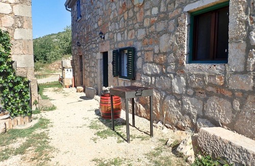 Seline Apartment | Mareta apartment with free wifi in a stone house