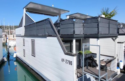 Piran House | MARINA PEARL - Serene Seafront Retreat with Jacuzzi on Rooftop Terrace, Hausboot