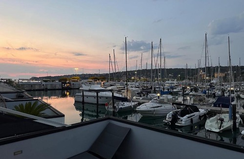 Piran House | MARINA PEARL - Serene Seafront Retreat with Jacuzzi on Rooftop Terrace, Hausboot