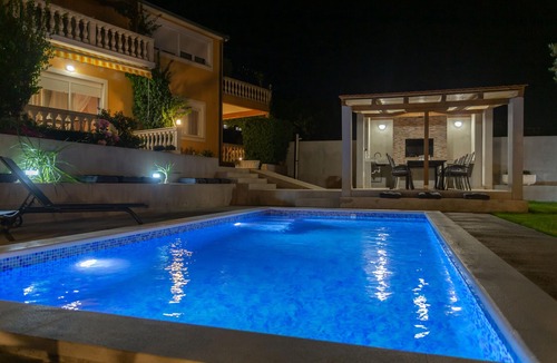 Kastel Sucurac Apartment | Mary - Spacious apartment + private pool, garden