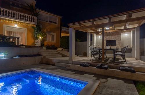 Kastel Sucurac Apartment | Mary - Spacious apartment + private pool, garden