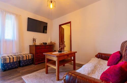 Zrnovo House | Meadow Hill