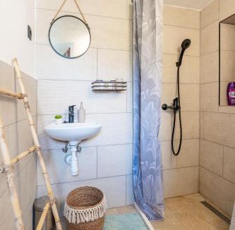 Zrnovo House | Meadow Hill