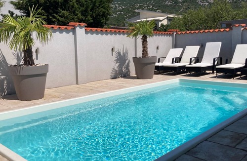 Cesarica Apartment | mit Pool fernab vom Massetourismus 200m vom Meer by Interhome
