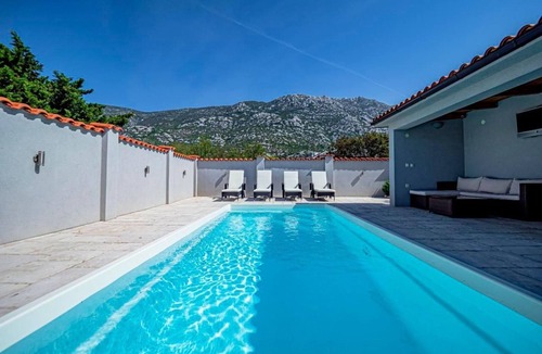Cesarica Apartment | mit Pool fernab vom Massetourismus 200m vom Meer by Interhome