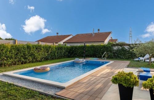 Vrvari Apartment | Modern apartment Ana with Jacuzzi and Pool