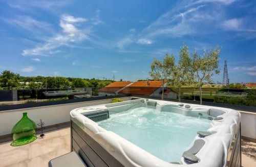 Vrvari Apartment | Modern apartment Ana with Jacuzzi and Pool