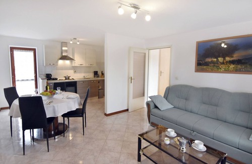 Radini Apartment | Modern apartment with shared garden near Umago