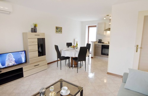Radini Apartment | Modern apartment with shared garden near Umago