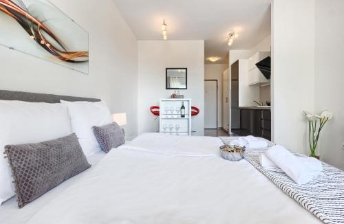 Kastel Stafilic Apartment | Modern apartments with sea view 150 meters to beach